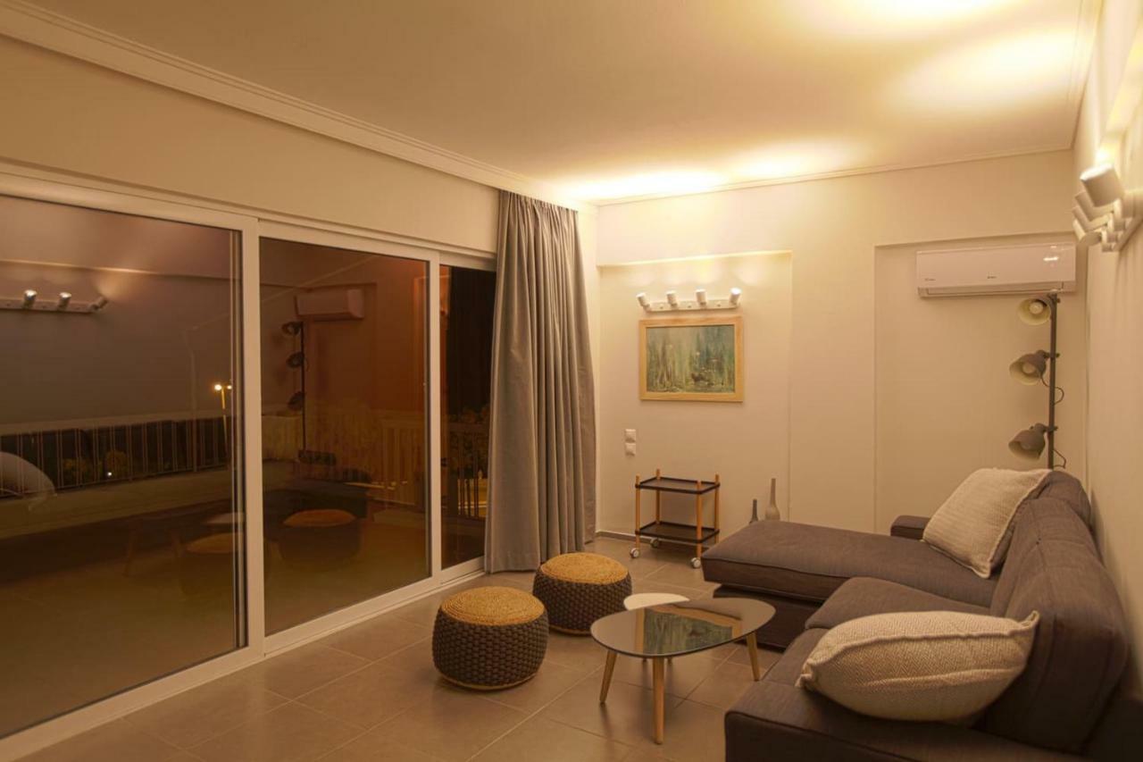 Seaside Renovated Top Floor Apartment Saronida エクステリア 写真