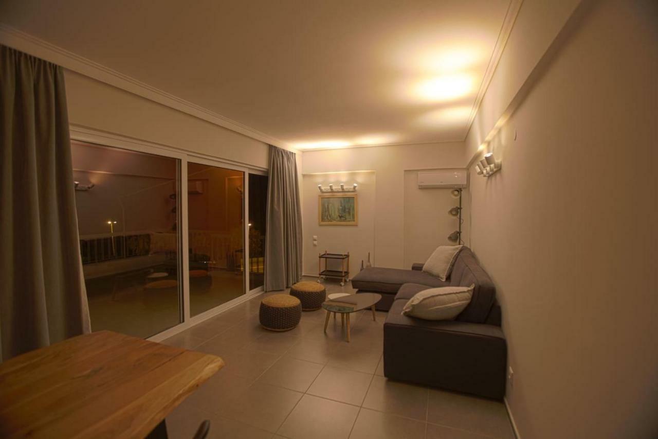 Seaside Renovated Top Floor Apartment Saronida エクステリア 写真